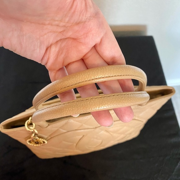 ✨SOLD✨Chanel Caviar Medallion Tote - Picture 4 of 11